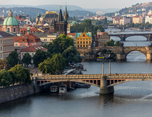 Praga turística y mercadillos en Navidad